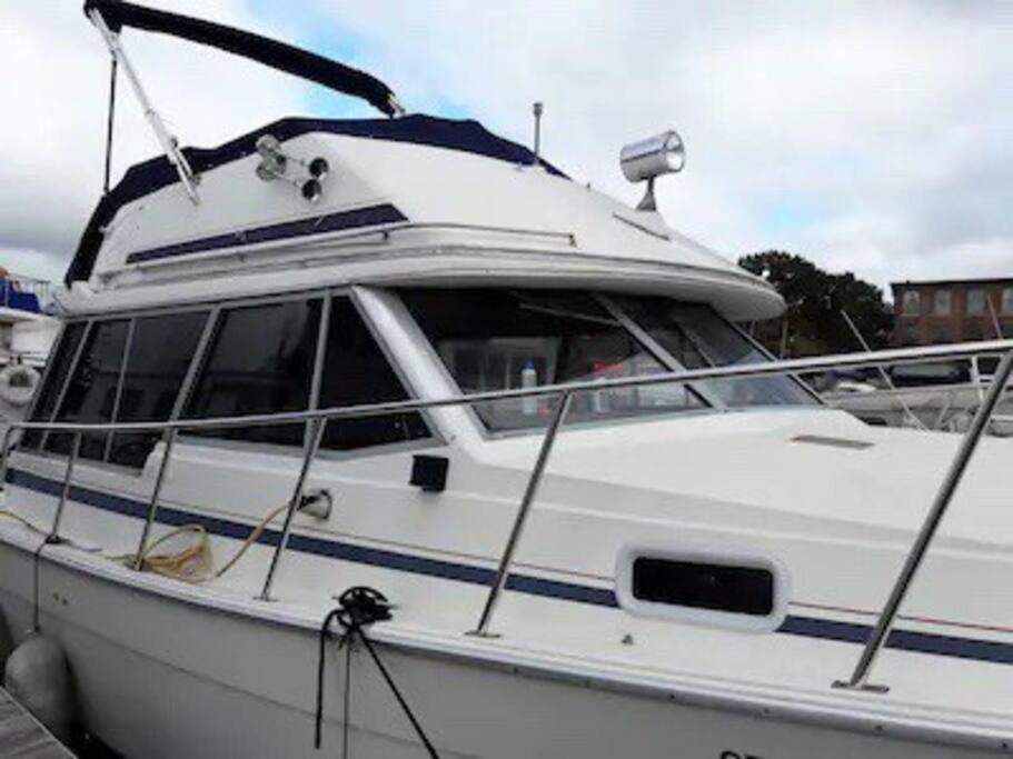 Waterfront 32' Bayliner Yacht Hotel Providence Luaran gambar