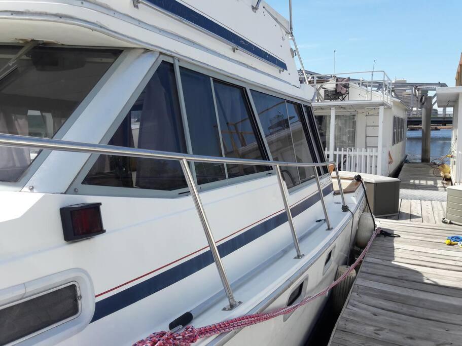 Waterfront 32' Bayliner Yacht Hotel Providence Luaran gambar